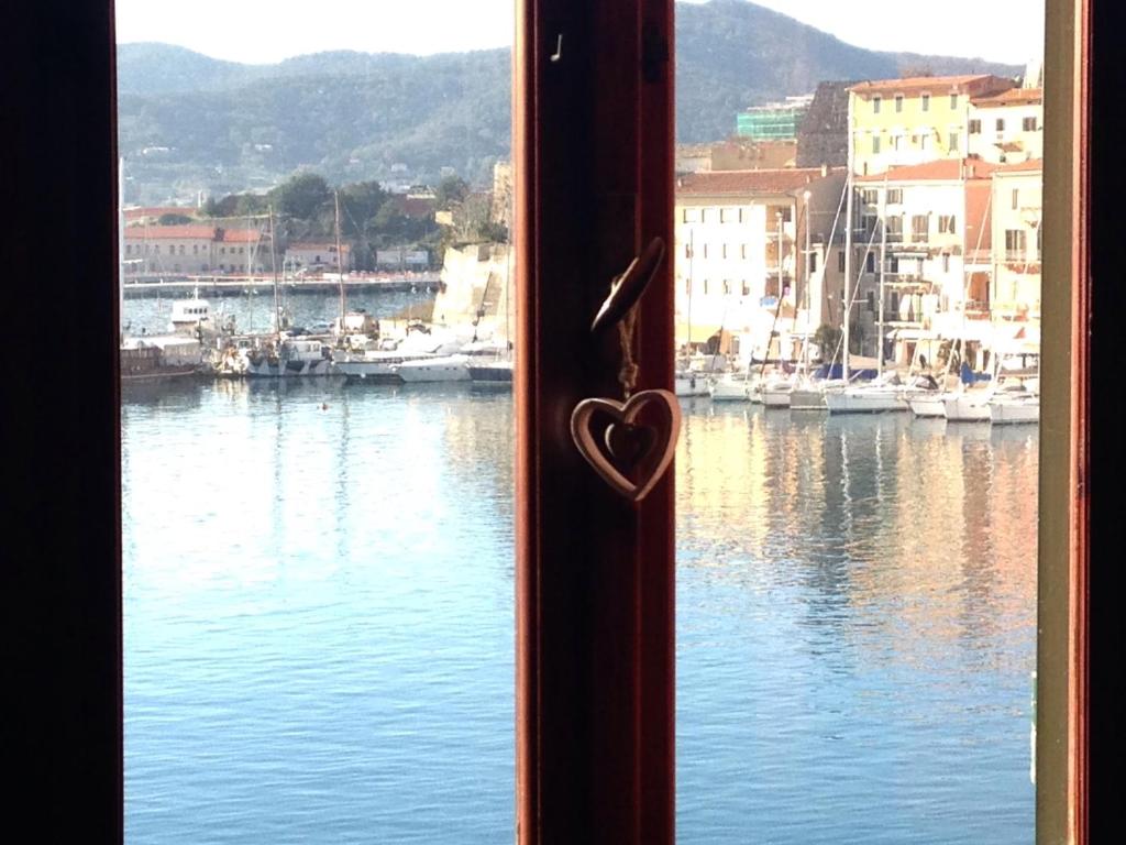 ein Fenster mit Blick auf einen Wasserkörper in der Unterkunft Le Stanze sul Mare in Portoferraio