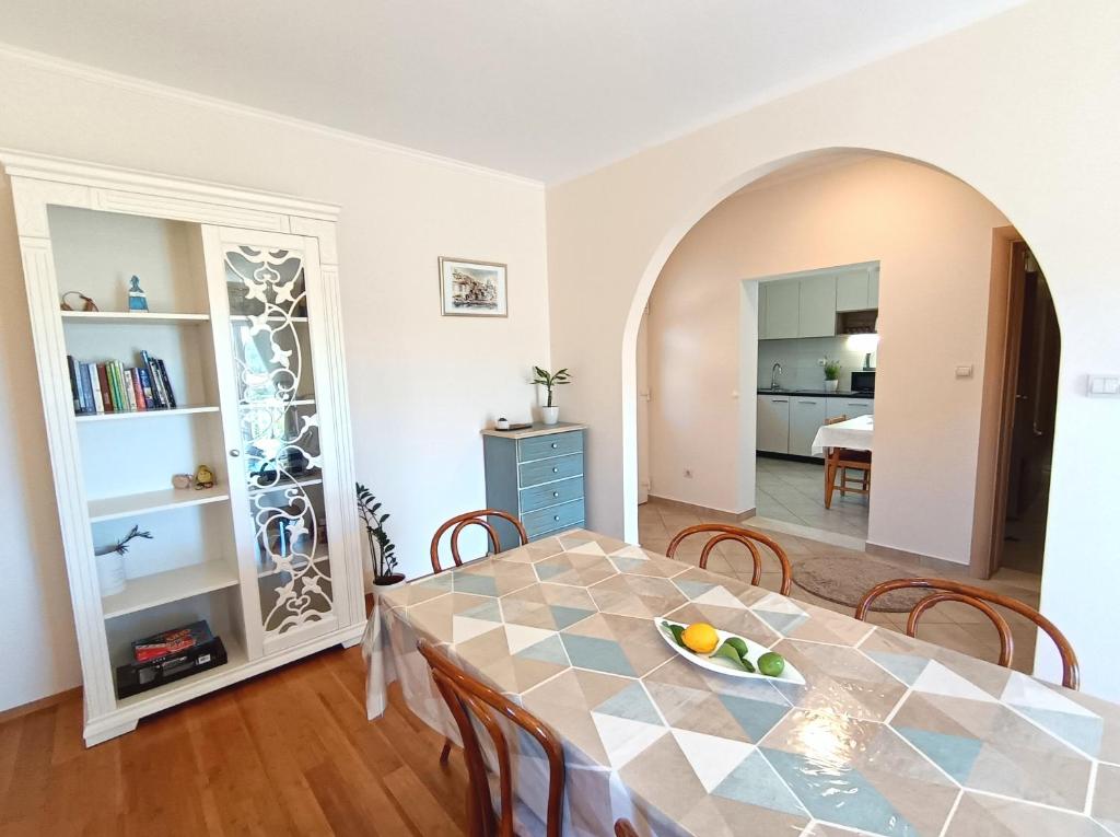 a dining room with a table with a bowl of fruit on it at Apartment Marijana in Mlini