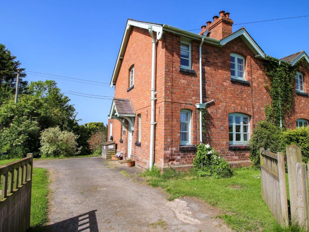 an old brick house on a dirt road at Shepherd's Cottage in Bridgnorth