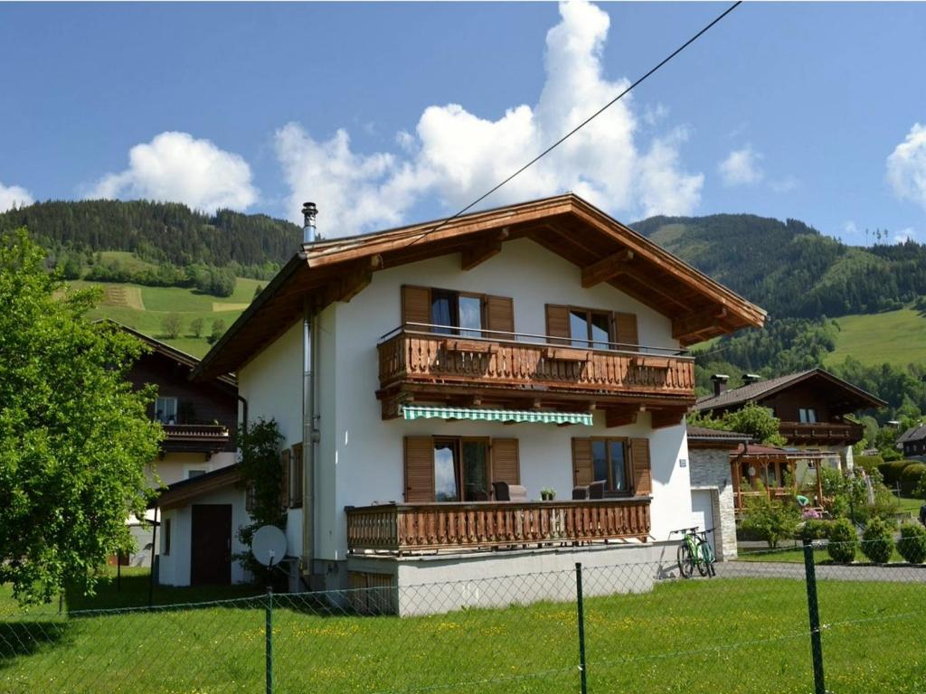 a house with a balcony on the side of it at Chalet with Mountain View in Piesendorf