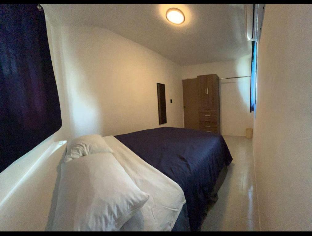 a small bedroom with a bed and a tub at Departamento MAR in Coatzacoalcos