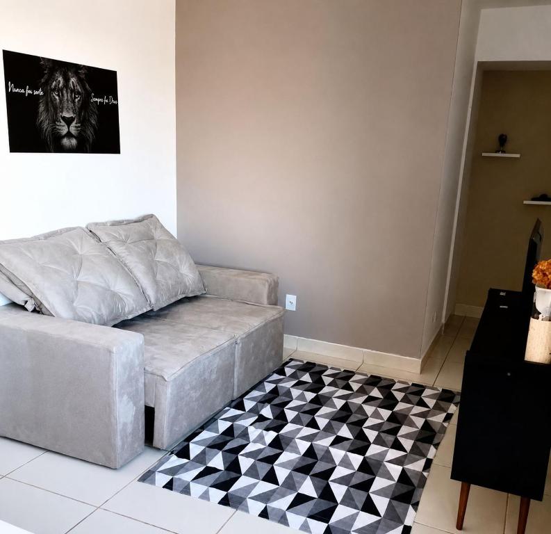 a living room with a couch and a checkered floor at Apartamento 02 QUARTOS, confortável no coração da Pampulha in Belo Horizonte