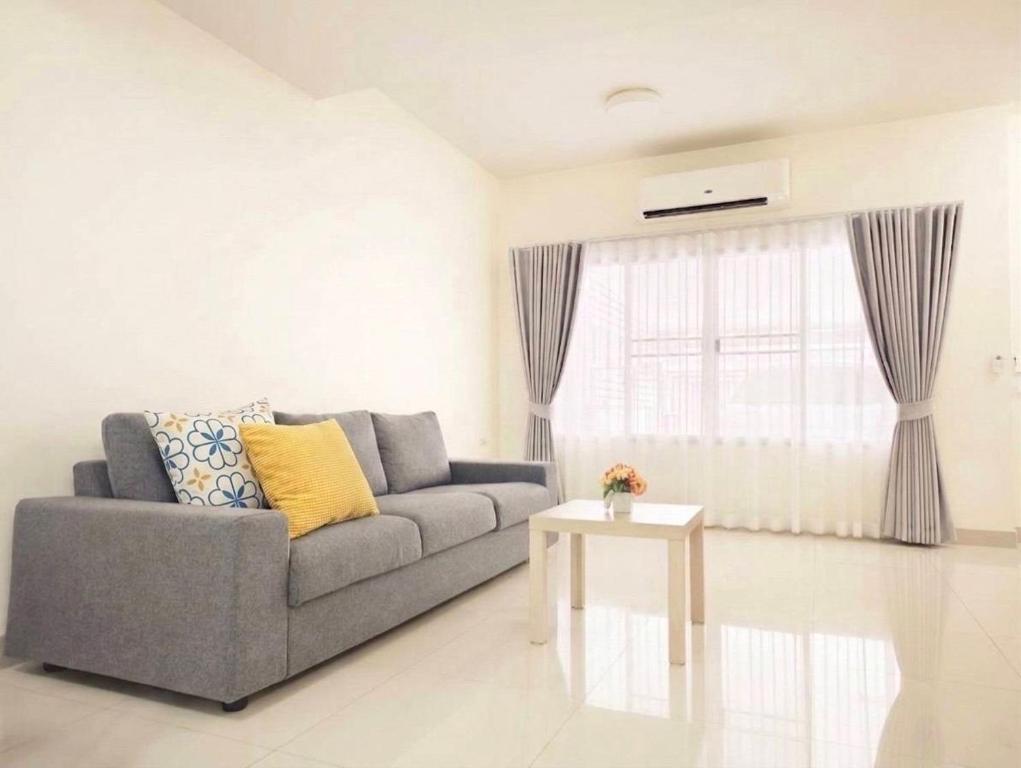 a living room with a couch and a table at Impact MT House in Ban Bang Phang