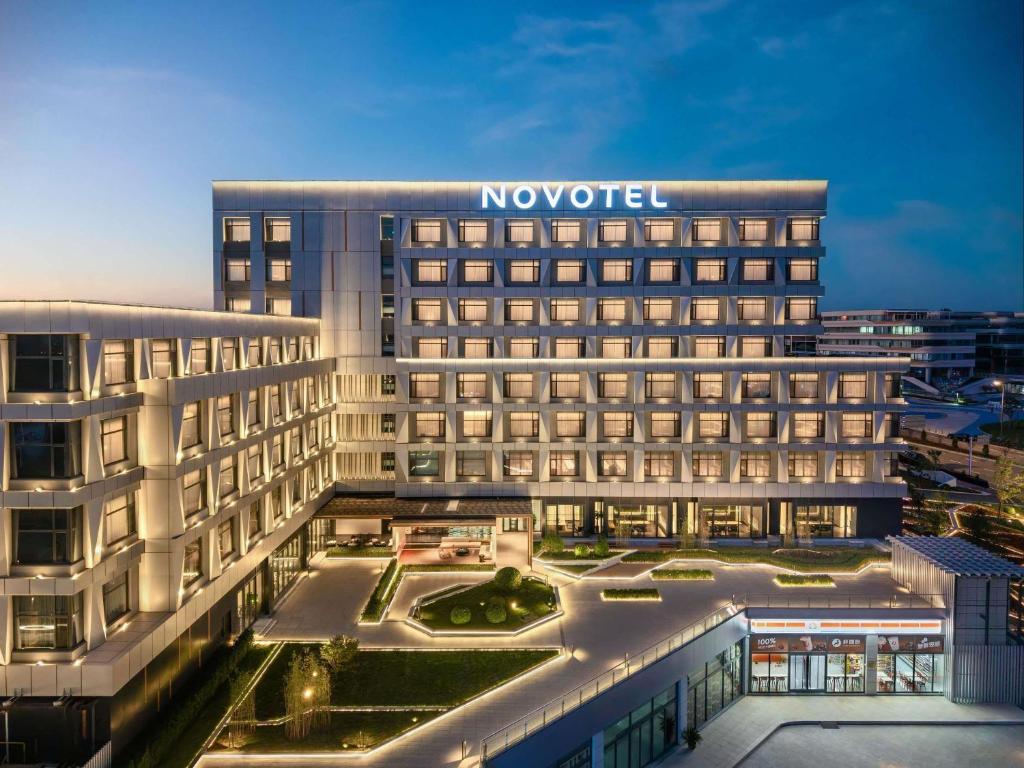 a rendering of the novotel hotel singapore at Novotel Yangquan High-Tech Zone in Yangquan