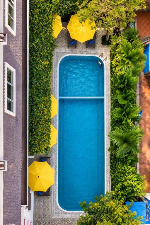 an overhead view of a swimming pool with umbrellas at Angkor Mansion & Apartment in Siem Reap
