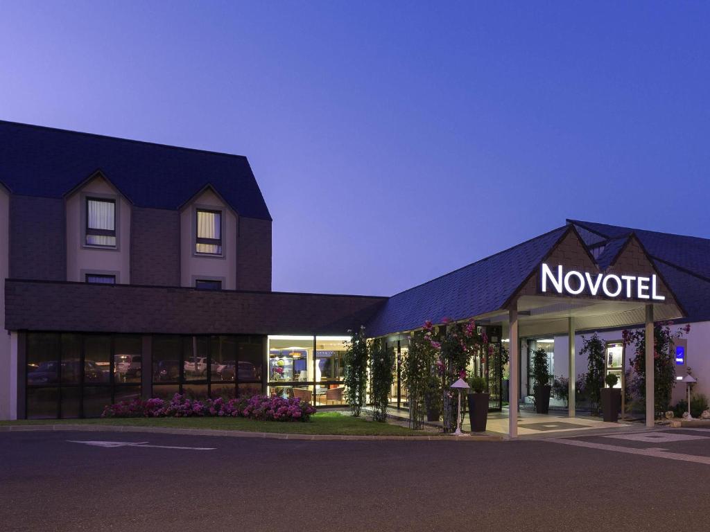 ein „Kein Motel“-Schild an der Vorderseite eines Gebäudes in der Unterkunft Novotel Amboise in Amboise
