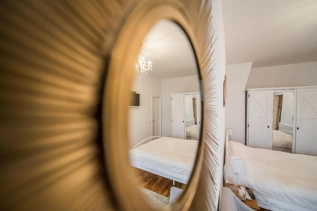 シビウにあるCentral Apartment Sibiuの鏡に映るベッドルーム(ベッド付)
