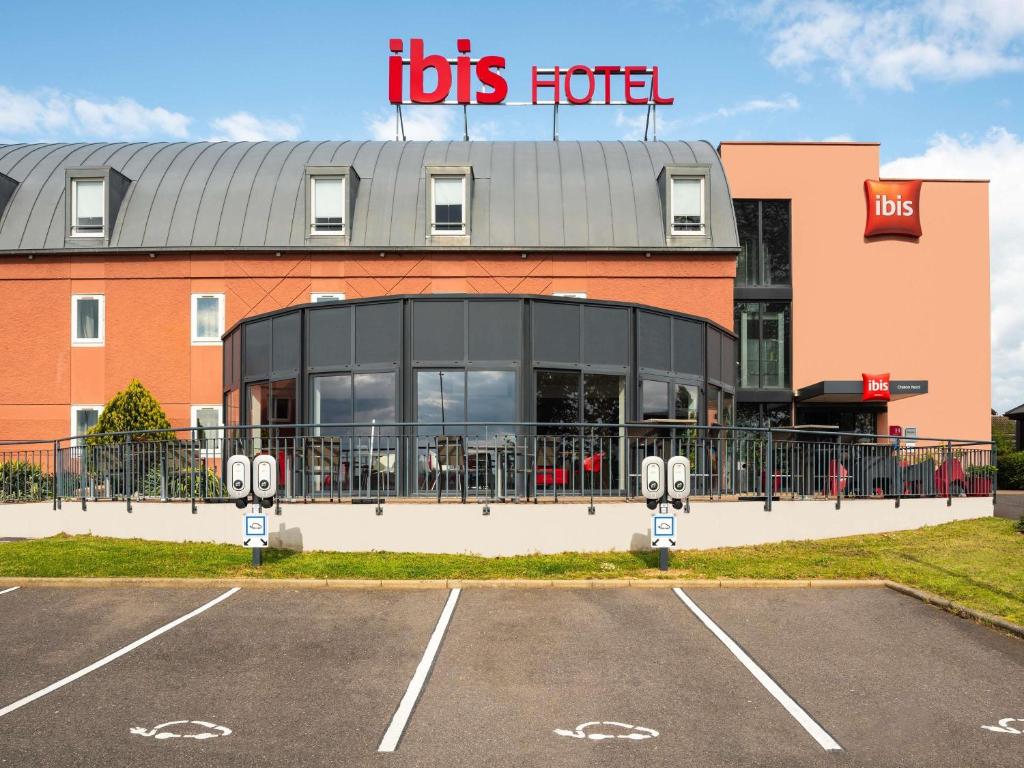 arets hotel with a parking lot in front of it at ibis Chalon Sur Saone Nord in Chalon-sur-Saône