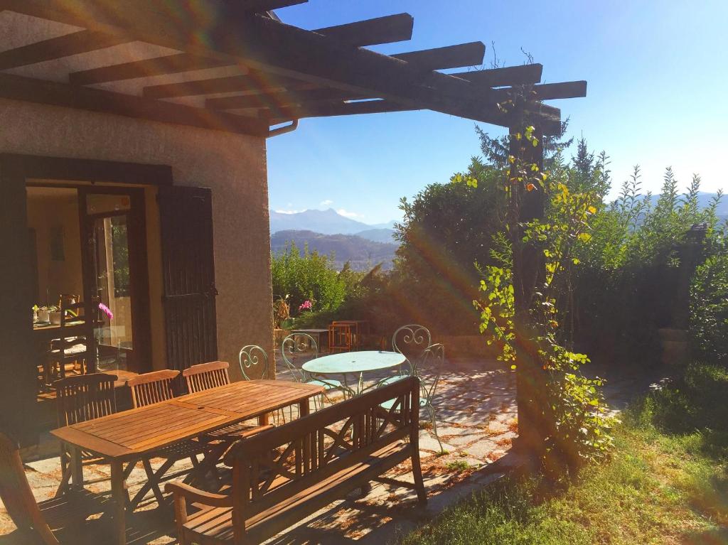 una mesa de madera y sillas en un patio en Villa à Gap, en Gap