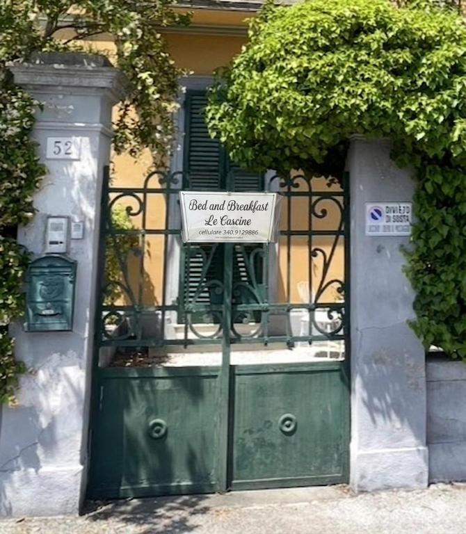 a green door with a sign on top of it at Le Cascine in Pisa