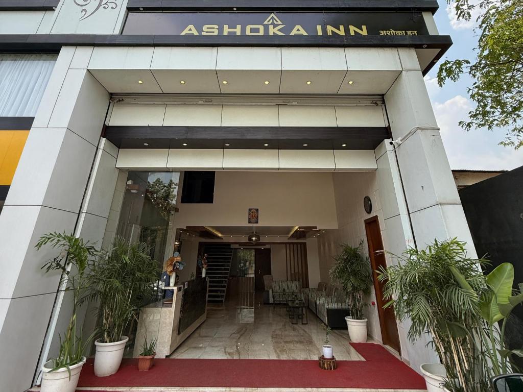 a building with a sign that reads asitzian inn at Hotel Ashoka Inn in Wardha