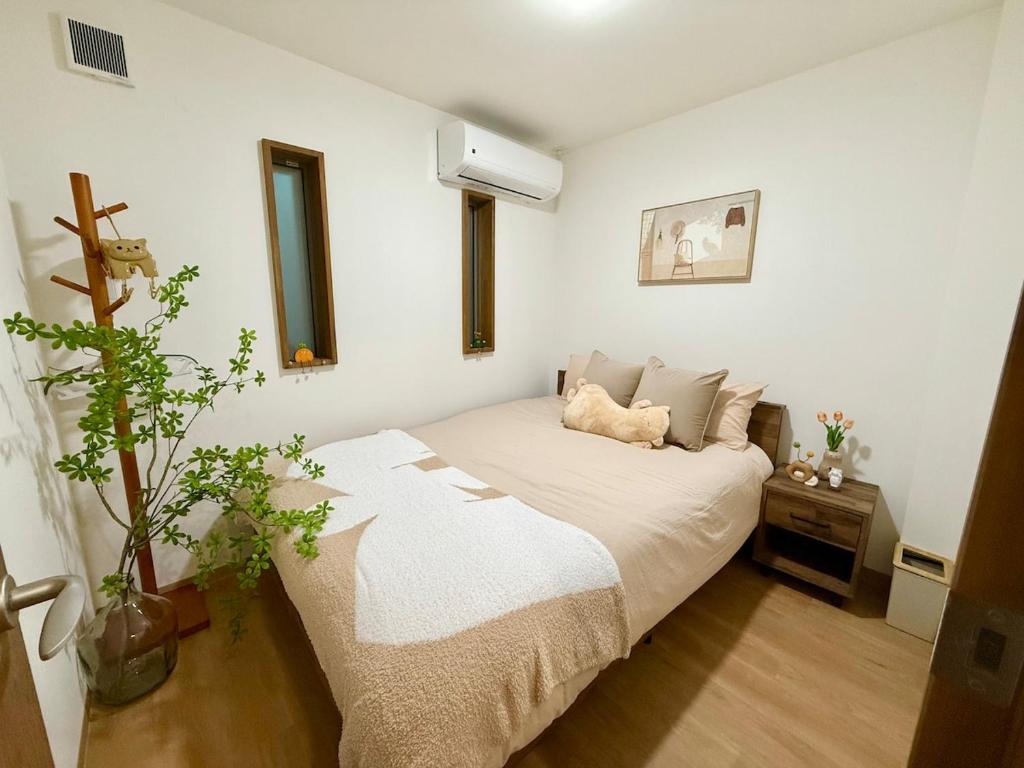 Walking distance to Osaka Castle Park Located in Osaka's residential area 3-5 minutes on foot to the station Direct access to Shinsaibashi and Tsūtenkaku 2 toilet and 2 bathrooms