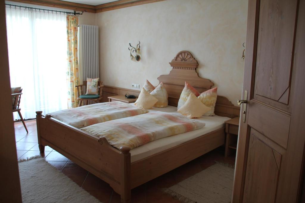 Un dormitorio con una cama grande con almohadas. en Jagdhotel Sudetenhof en Lettgenbrunn