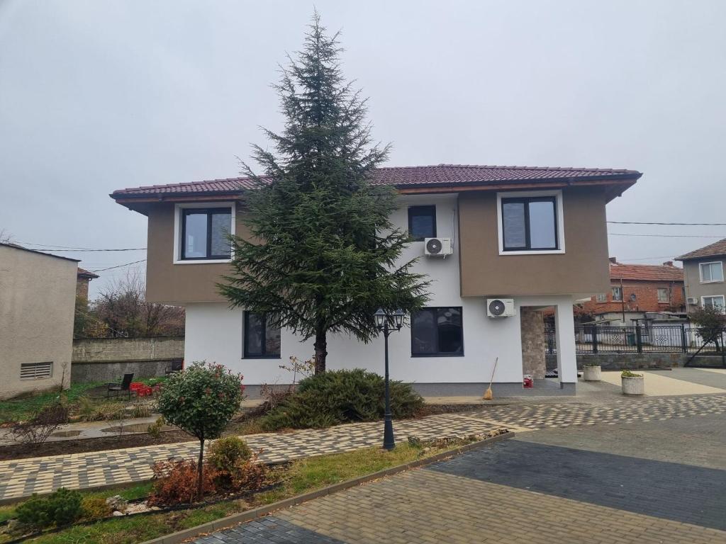a house with a tree in front of it at Комплекс Траките in Bŭnzareto