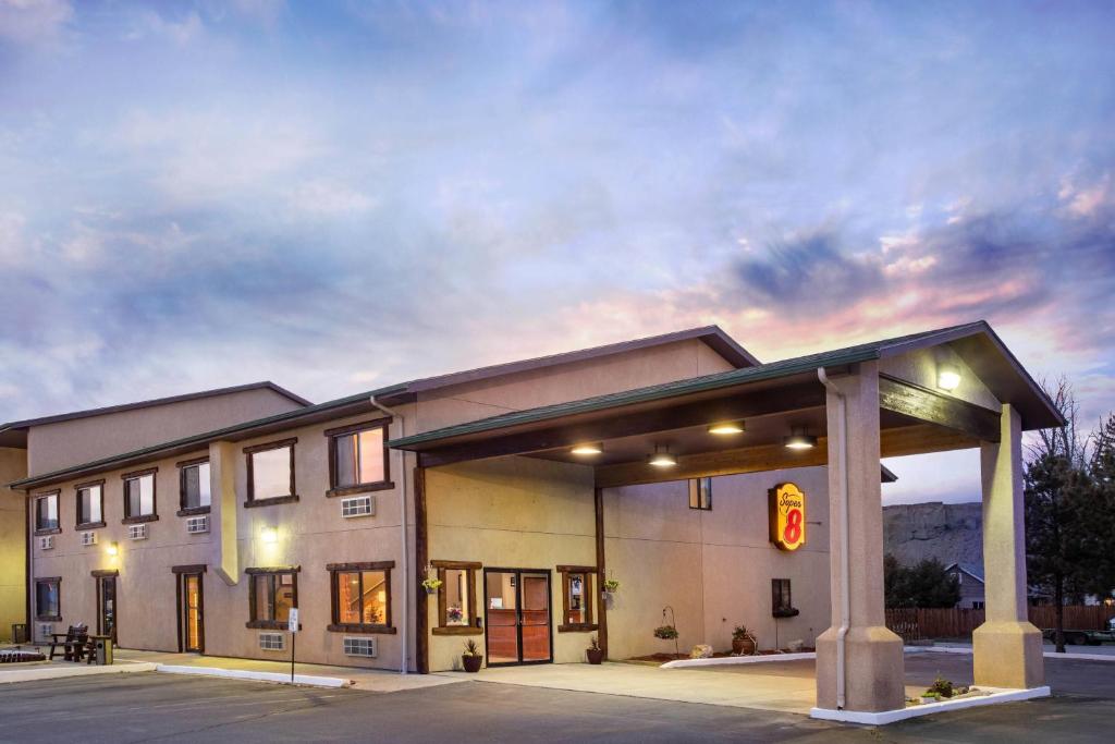 Super 8 by Wyndham Kremmling - Housity