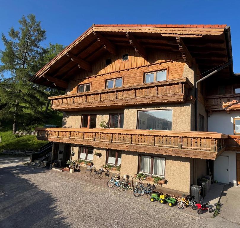 a building with bikes parked outside of it at Apartment Alpenperle in Schladming
