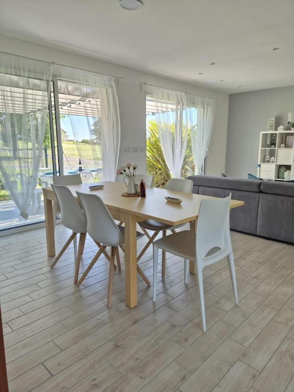 a dining room with a table and chairs at Justine's house in Alvignac in Alvignac