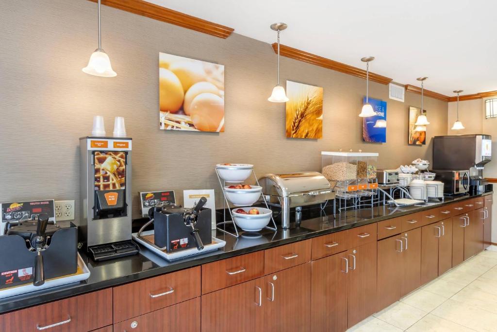 Comfort Inn & Suites Charleston Airport Convention Center photo