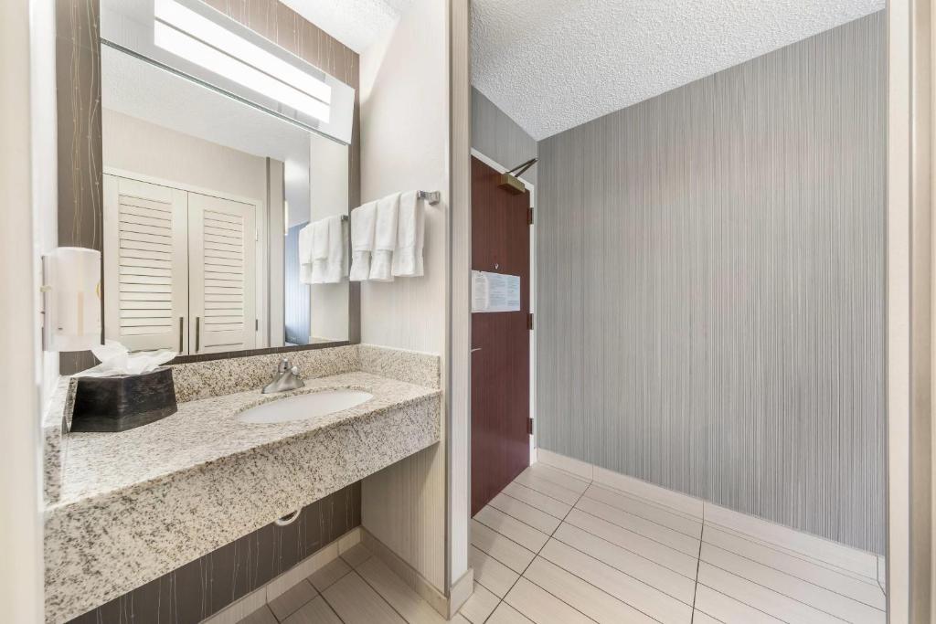 Comfort Inn & Suites Bethlehem Lehigh Valley Airport photo