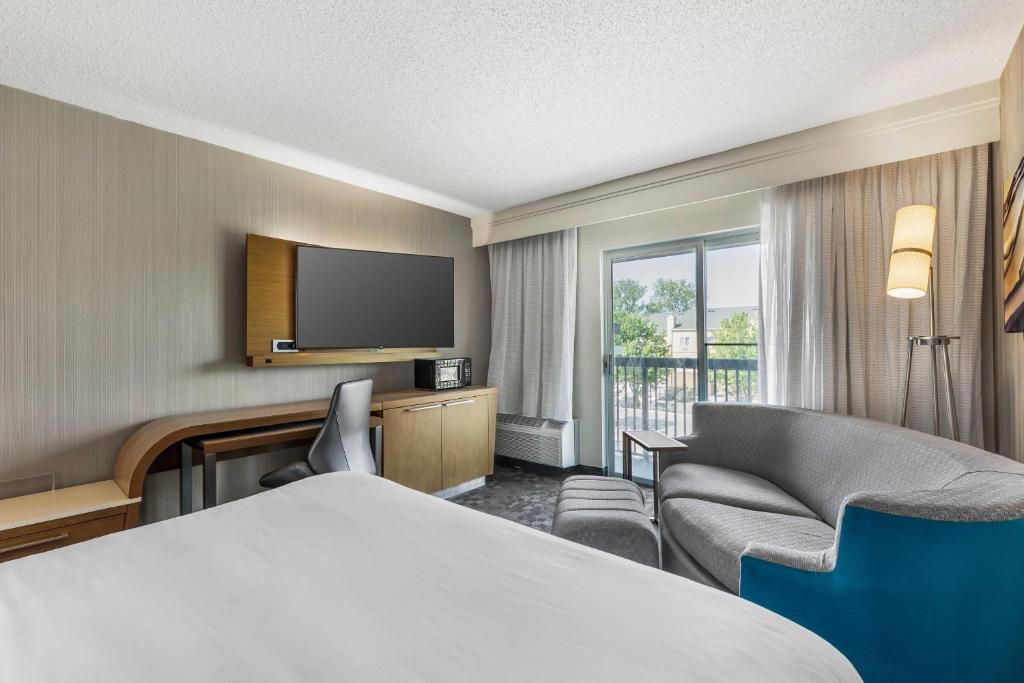 Comfort Inn & Suites Bethlehem Lehigh Valley Airport photo