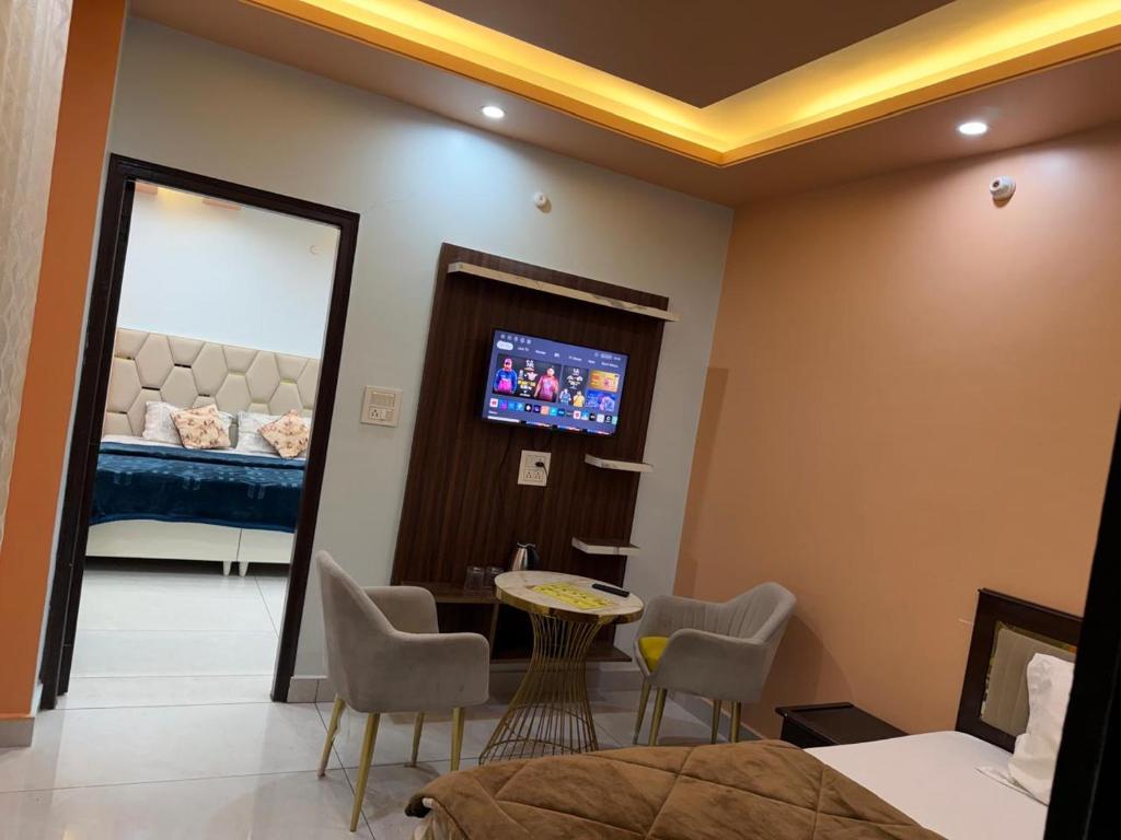 a room with a bed and a tv on the wall at The Sukoon Vibes in Shimla