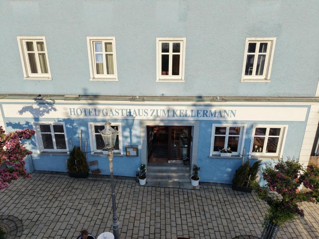 ein blaues Gebäude mit der Vorderseite eines Gebäudes in der Unterkunft Hotel Zum Kellermann in Grafenau