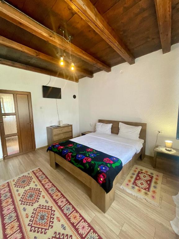 a bedroom with a large bed in a room at Pensiune Family & Friends Crit 168 in Criţ