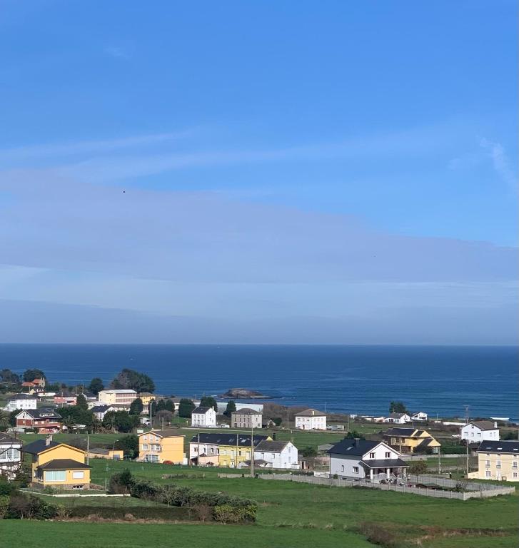 a small town with houses and the ocean at Chalet unifamiliar Foz-Nois in Barrosa