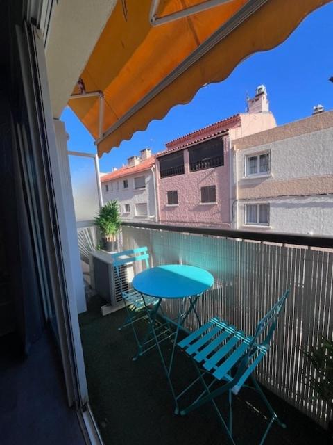 a patio with a table and chairs on a balcony at Philoxenia in Bandol