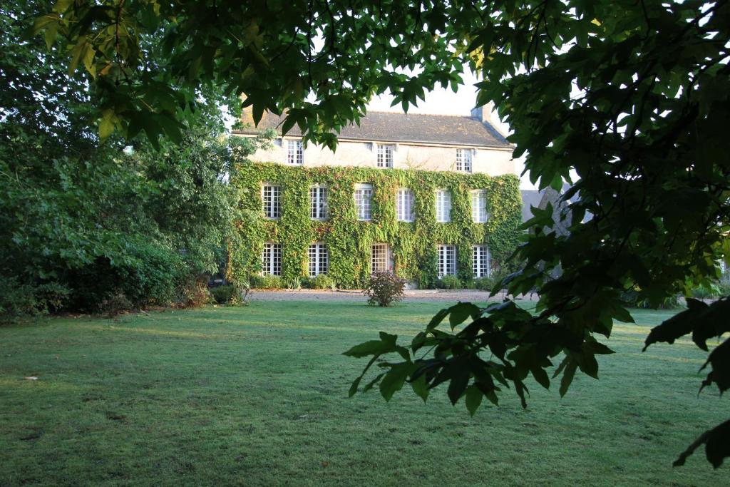 La Haute Flourie - bed and breakfast -chambres d'hôtes في سان مالو: منزل كبير عليه اللبي