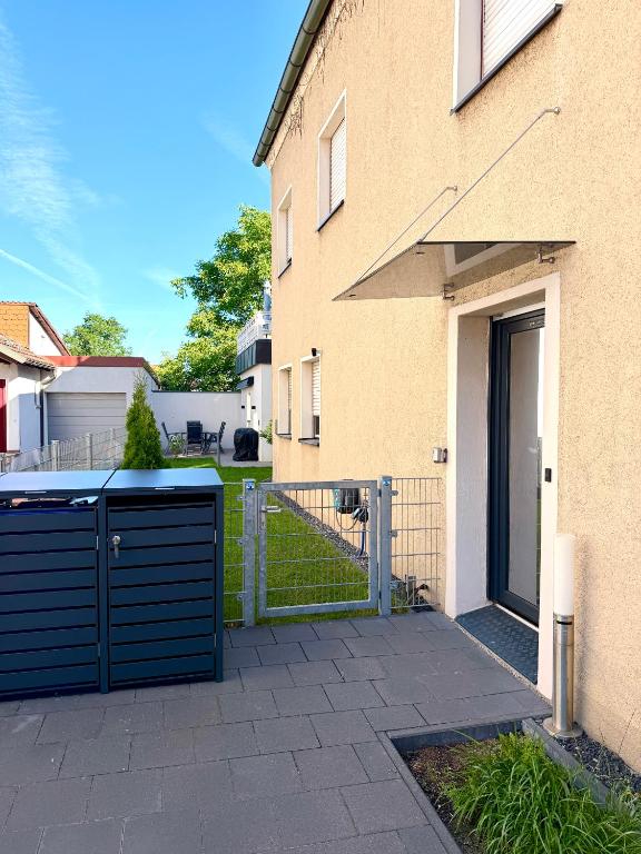 a house with a blue front door and a yard at Ferienwohnung mit Garten und Parkplatz mitten in Neumarkt in Neumarkt in der Oberpfalz