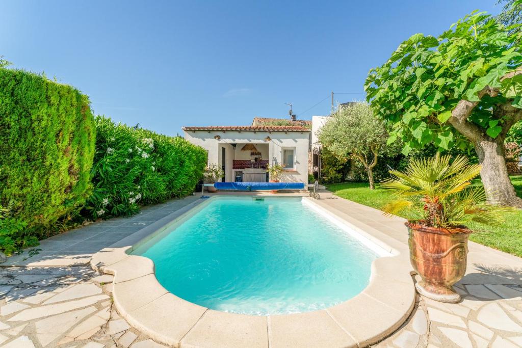 a swimming pool in front of a house at Mon Cabanon Roquemaure in Roquemaure