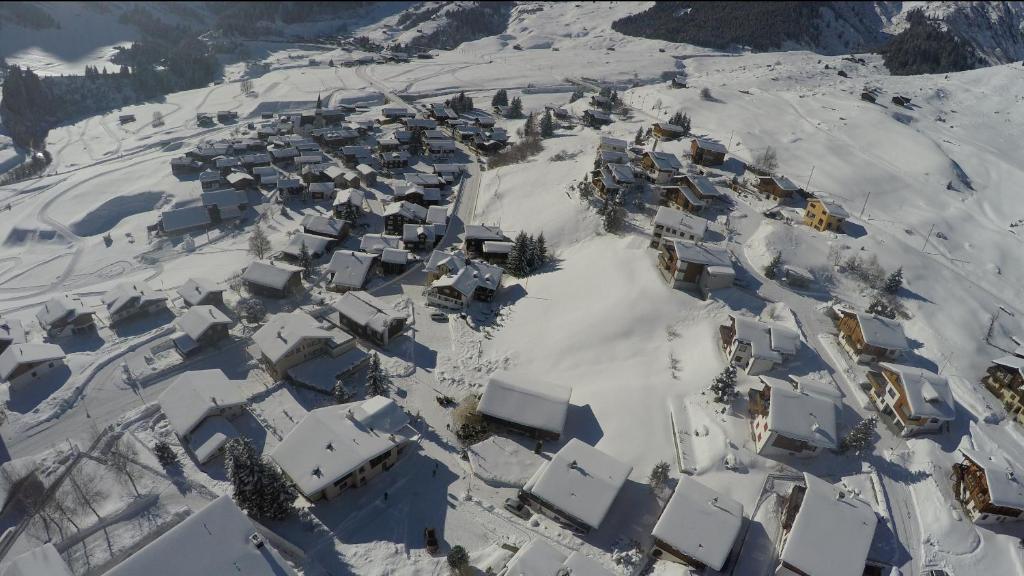 eine Luftansicht eines schneebedeckten Dorfes in der Unterkunft Casa Gion Giusep in Sedrun