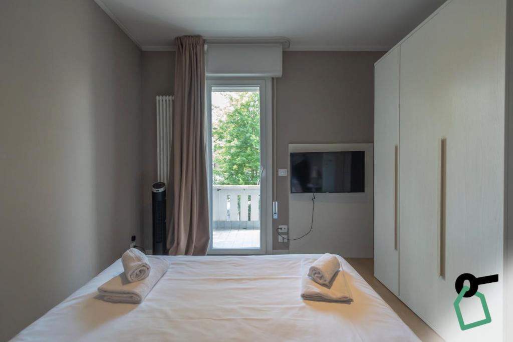 a bedroom with a white bed with a window at Hotiday Padova San Giuseppe in Padova