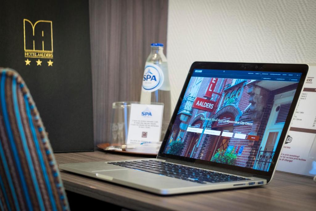 TV a/nebo společenská místnost v ubytování Hotel Aalders