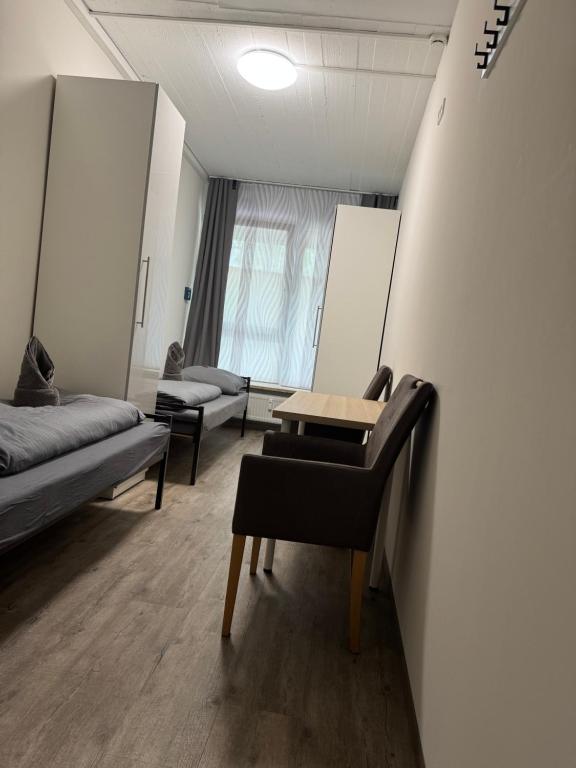 a room with two beds and a table and a couch at Hansa Living 3 Hamburg - Ruhiges Zimmer mit Gemeinschaftsküche in Hamburg