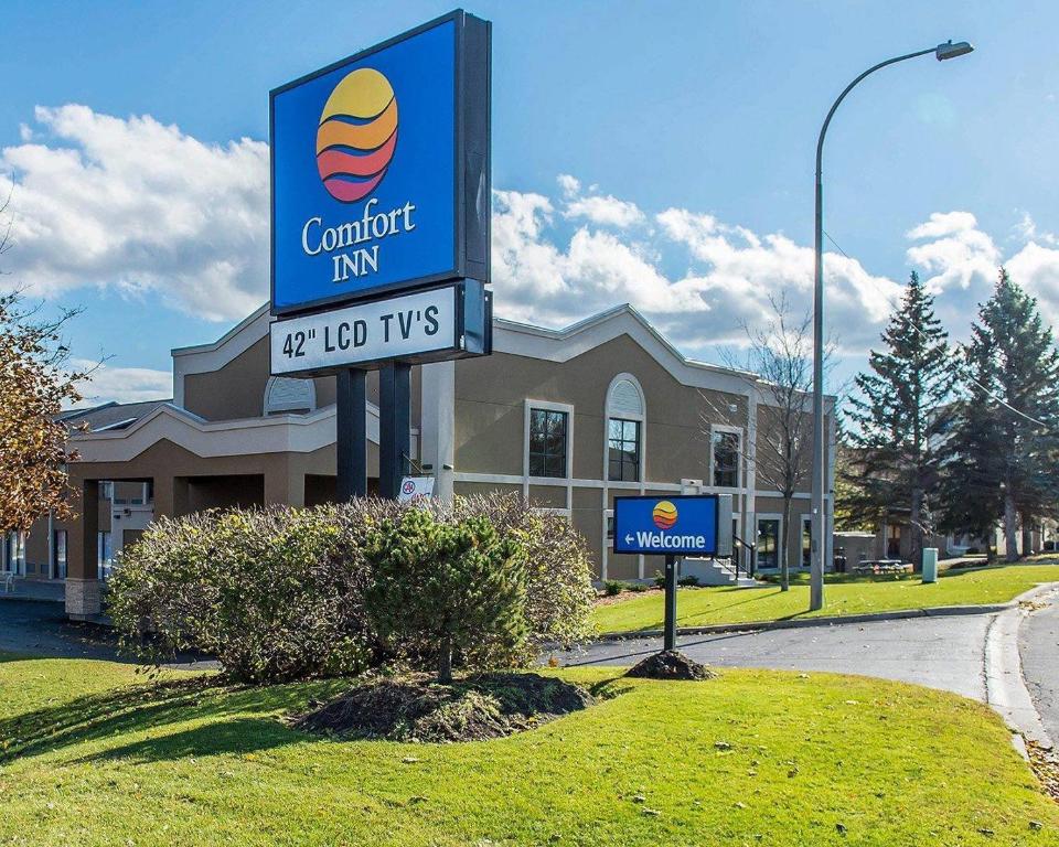 a sign for a comfort inn in front of a building at Comfort Inn in Brockville