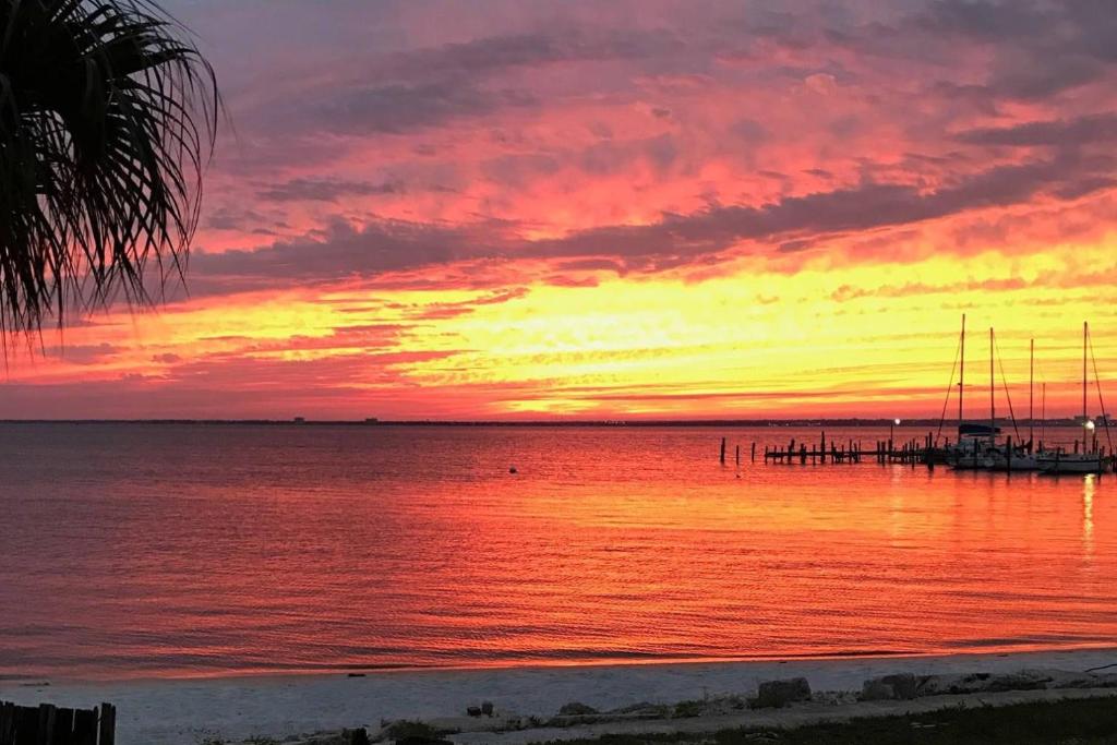 Quality Inn & Suites Gulf Breeze Bayside near Pensacola Beach photo