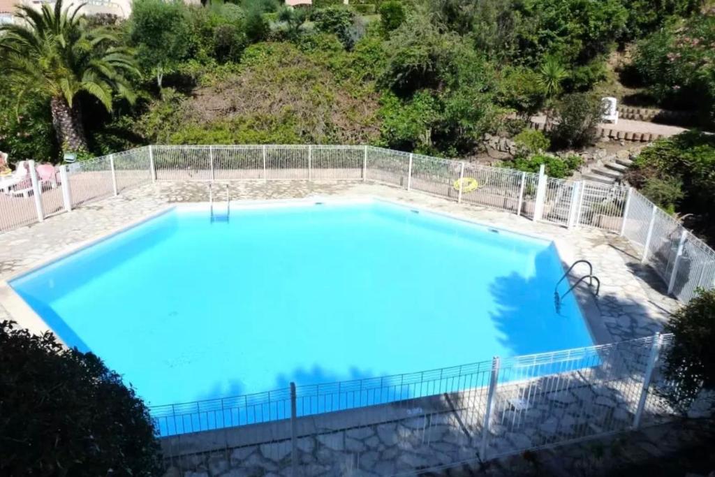 Bright Apartment with Sea View and Swimming Pool