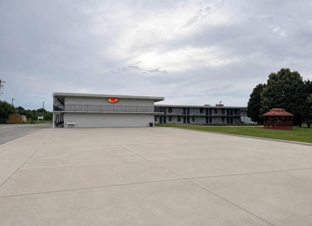 an empty parking lot in front of a building at Econo Lodge Calhoun South in Calhoun