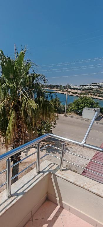 a balcony with a view of the ocean at Yalçın Pansiyon in Silifke
