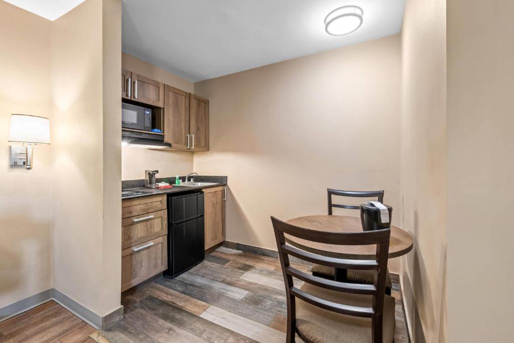 Suburban Studios Charlotte - Ballantyne photo