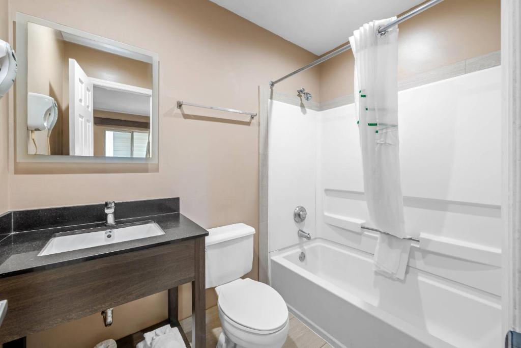 Suburban Studios Charlotte - Ballantyne photo