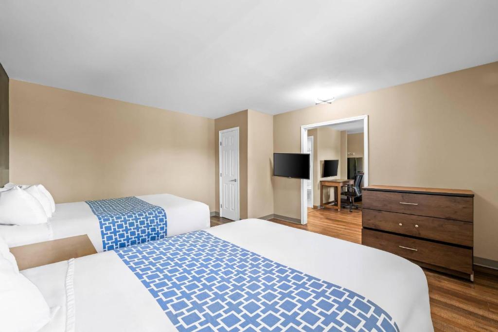 Suburban Studios Charlotte - Ballantyne photo