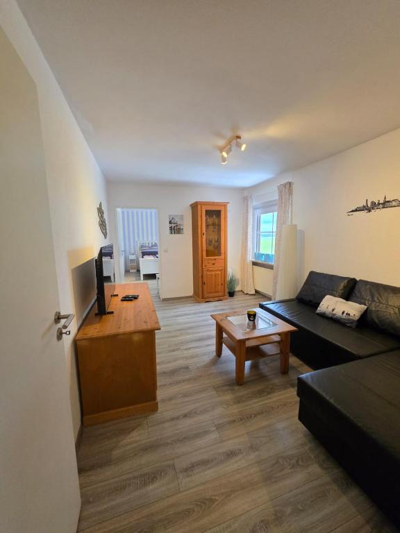 a living room with a couch and a coffee table at Ferienwohnung MOIN in Osdorf