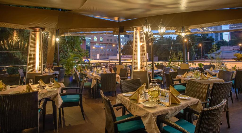 Restaurace v ubytování The Landmark Suites Westlands, Nairobi- Next to Westgate Mall