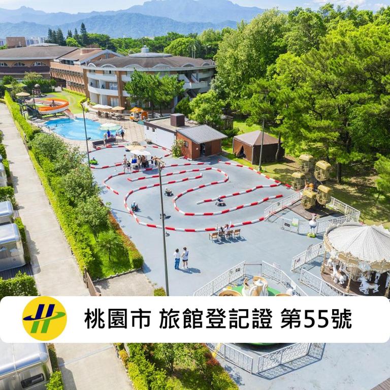 a large water park with a water slide at Taoyuan Yuehua Hotel & Golf Club in Longtan