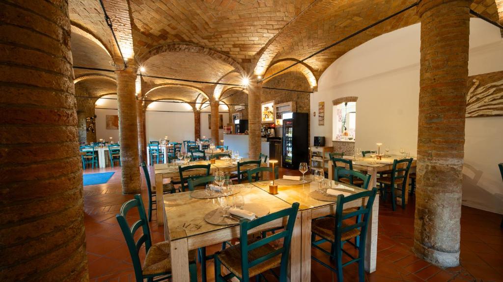 ein Esszimmer mit einem langen Tisch und Stühlen in der Unterkunft Dmora Retreat in Parma