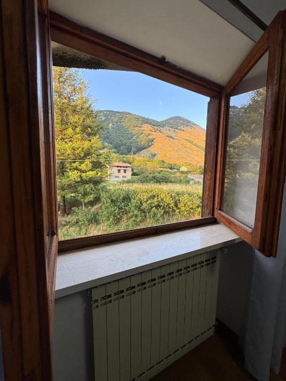 a window in a room with a view of a mountain at Il Rifugio Verde in Valle Agricola