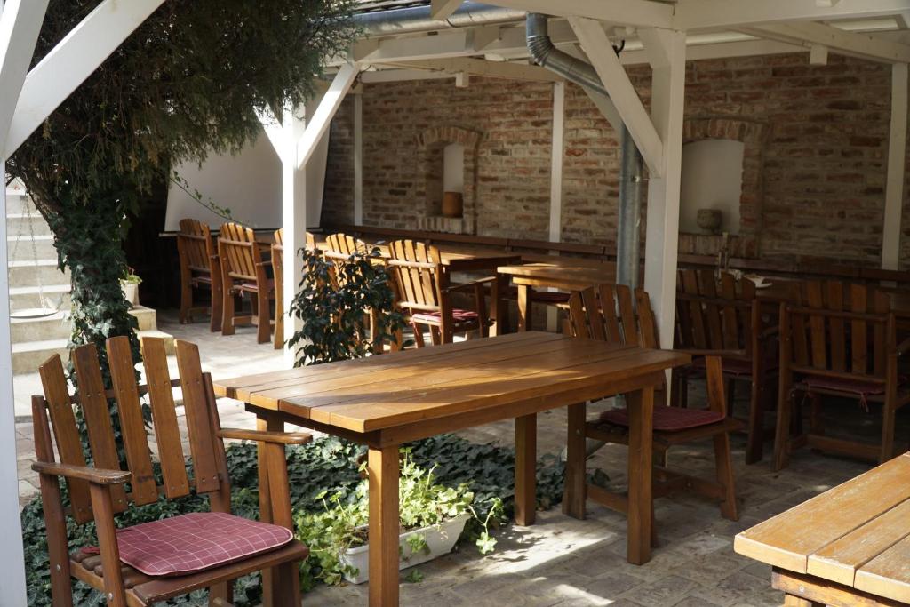 Reštaurácia alebo iné gastronomické zariadenie v ubytovaní Péterfia Panzió